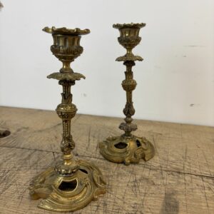 Lot de deux bougeoirs en laiton